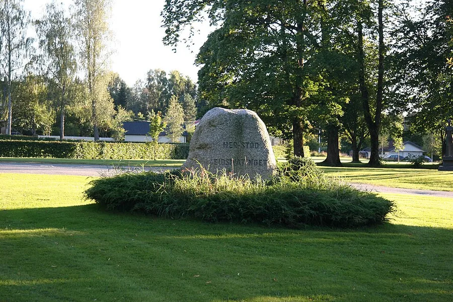 The memorial stone at Eidsvoll inscribed 'Her stod Eidsivatinget' — here stood the Eidsivating — marking the meeting place of the medieval inland assembly.