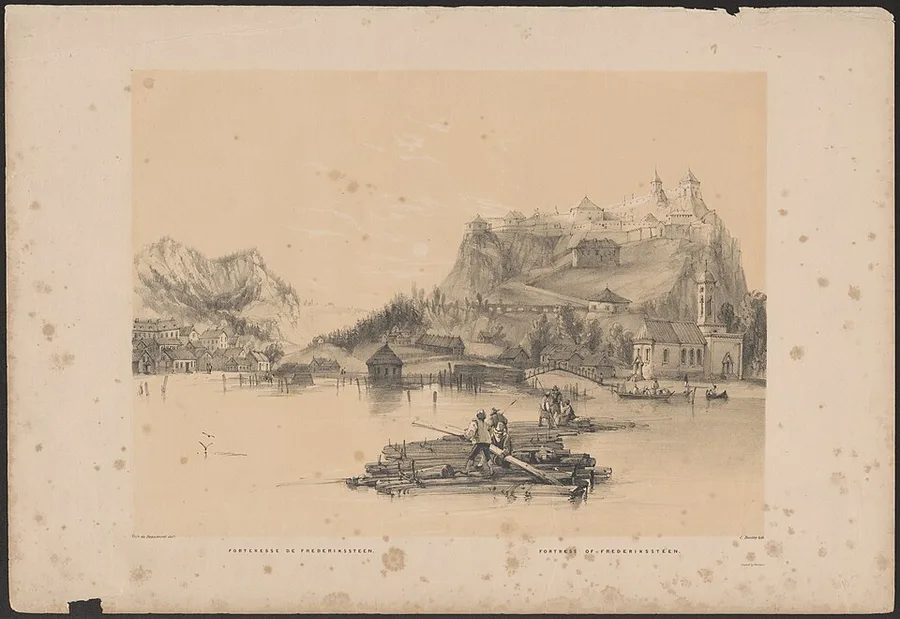 Sepia-toned lithograph titled 'Fortresse de Frederikssteen / Fortress of Frederikssteen': the star-shaped fortress crowns a ridge above the Halden waterfront, with a church, timbered houses, log rafts, and rowboats on the water below.