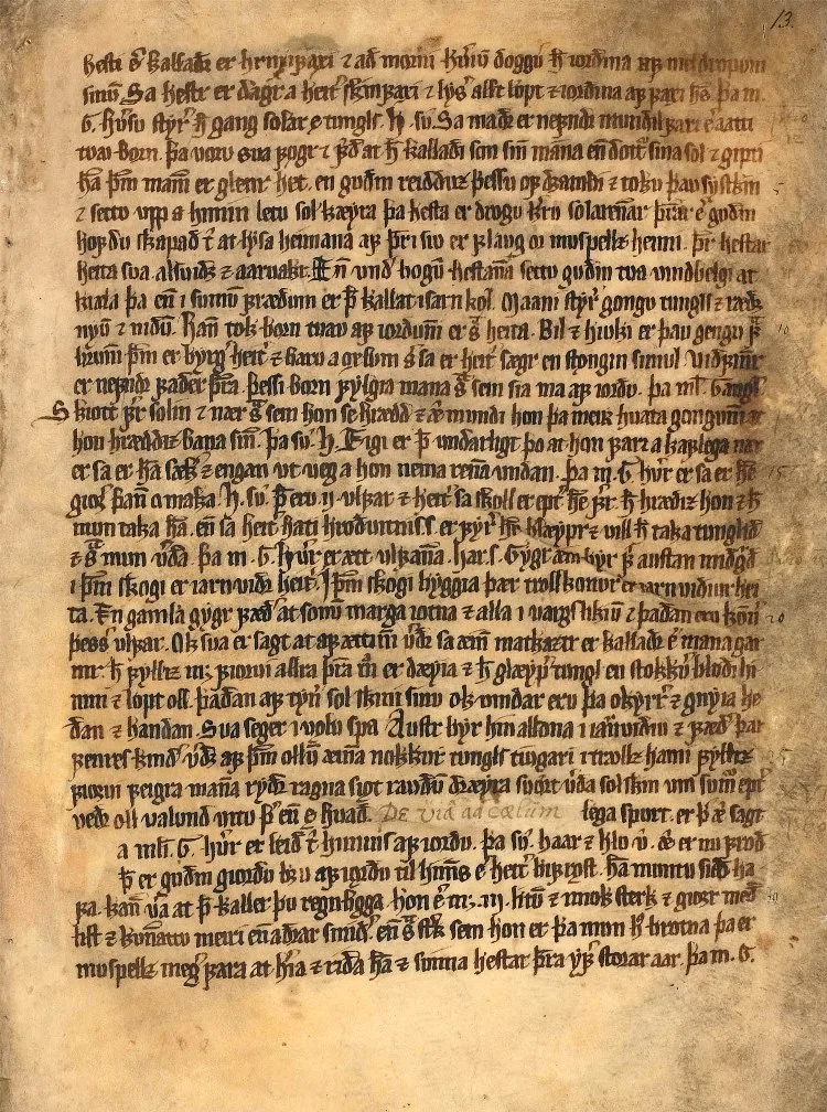 Folio 13r of the Codex Wormianus: a full vellum page of dense fourteenth-century Icelandic Gothic bookhand in brown ink, the folio number 13 at top right, with small later annotations in the margins — a copy of Snorri's Prose Edda.